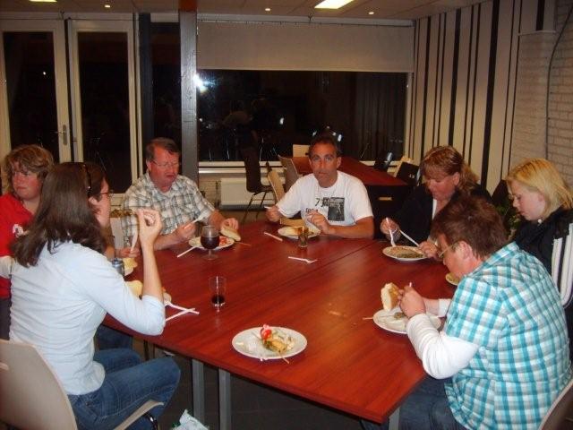 17. en nu smikkelen en smullen maar.jpg